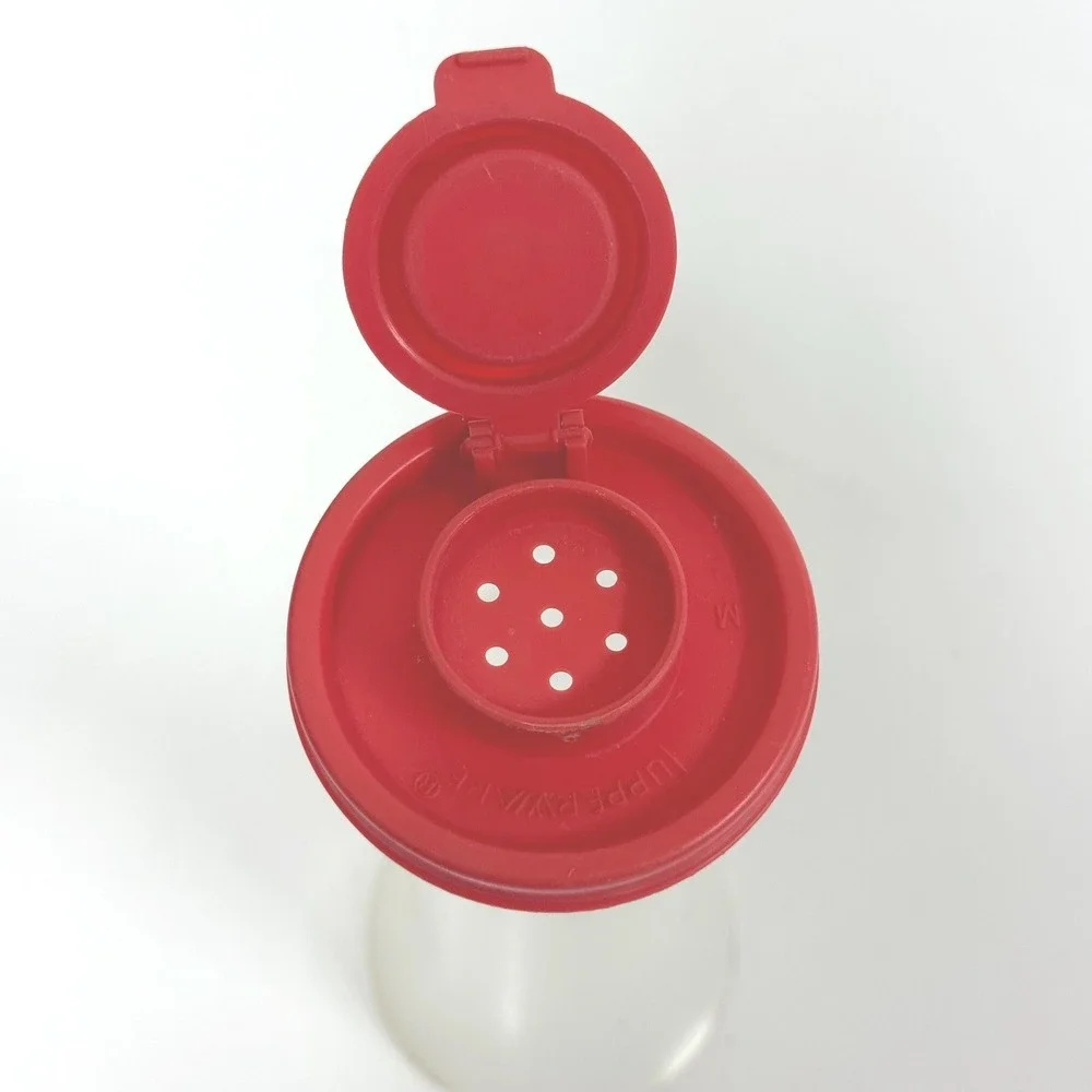 Tupperware shaker unmarked